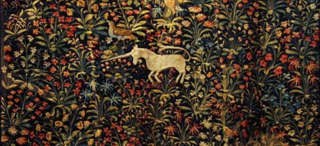 Tapiz Flamenco de mil flores del siglo 16 que ofrece un unicornio en el centro, en el Museo Victoria y Albert / https://commons.wikimedia.org/wiki/File:MilleFleurTapestry.jpg#filehistory